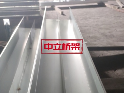 热镀锌带隔板桥架